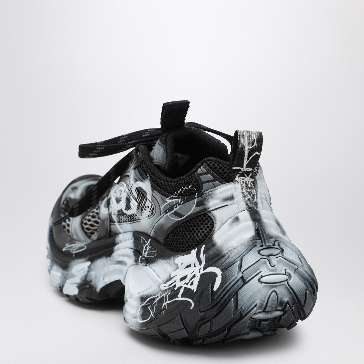 Balenciaga White/black 6XL sneakers with spray details