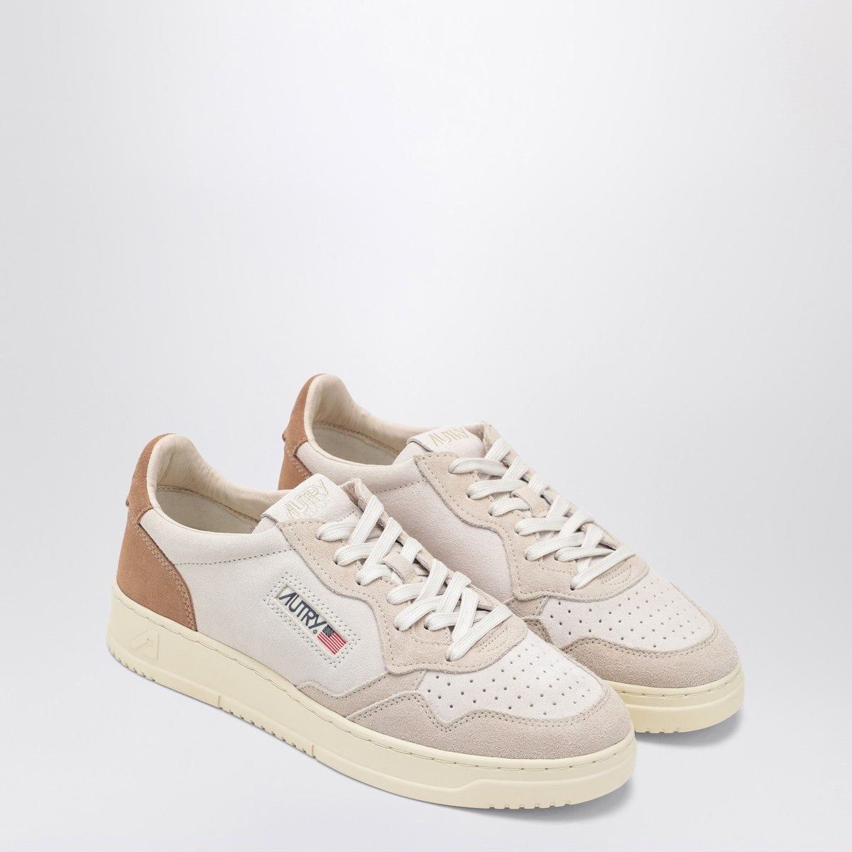 AUTRY Medalist trainer in Sand/Cigar leather and suede