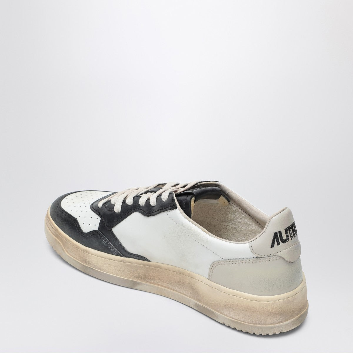 AUTRY Medalist Low Super Vintage sneakers white/black/beige