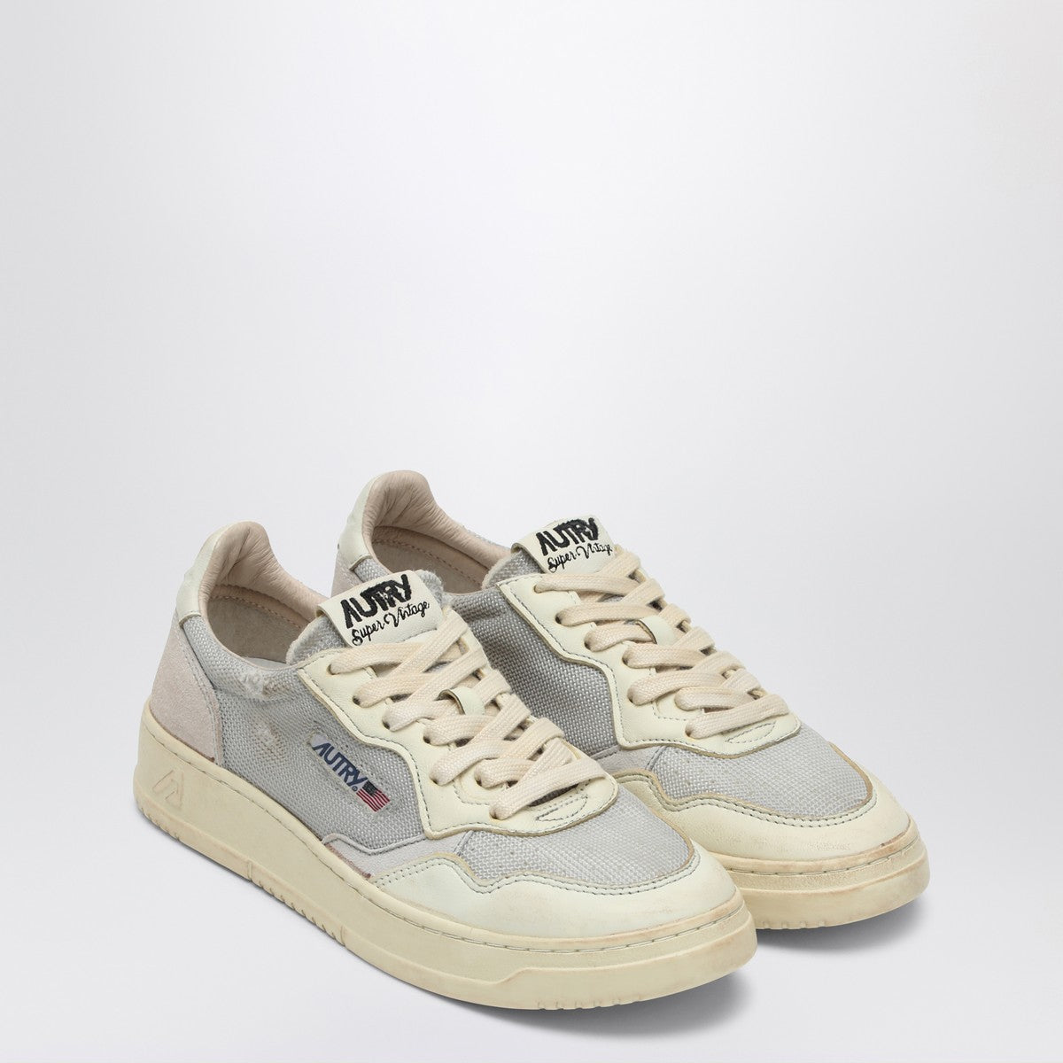 AUTRY Sneaker Medalist Low Super Vintage in gray/white leather and mesh